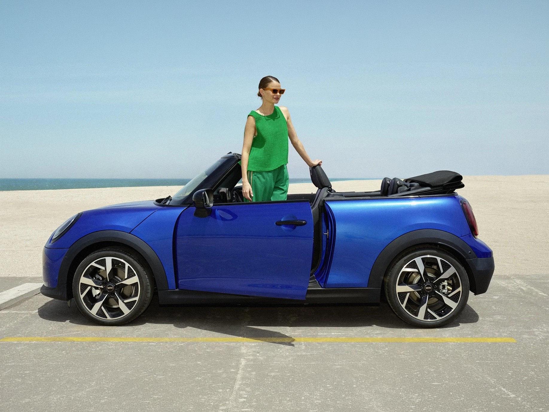 Detailansicht eines MINI Cooper Cabrio in Copper Grey mit Night Flash Spoke 2-tone Felgen.